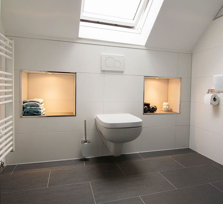 Modernes Bad im Dachgeschoss