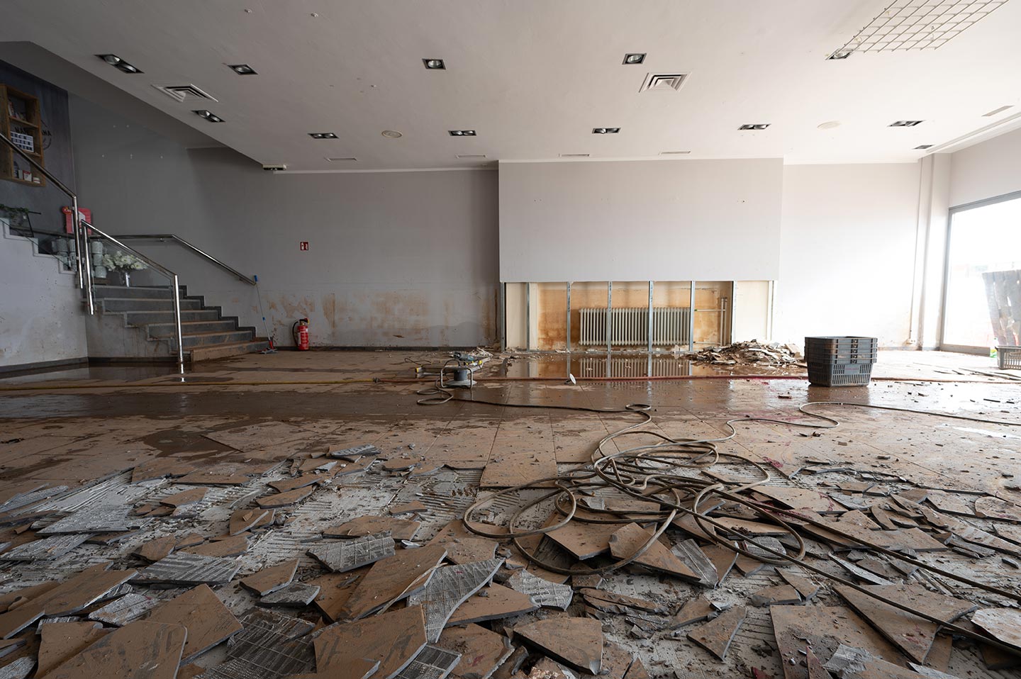Wasserschäden durch Hochwasser in einem Einzelhandelsgeschäft