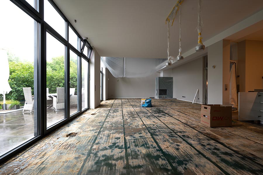 Wohnzimmer mit Wasserschäden